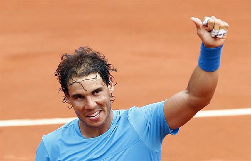 Nadal usó su imponente derecha y su revés cruzado a la línea de saque. (EFE)
