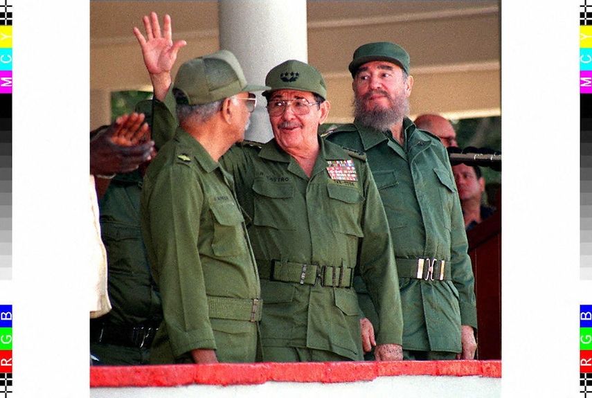 El Ministro de las Fuerzas Armadas de Cuba, Raúl Castro (C), su hermano y el dictador cubano Fidel Castro (R) y el Comandante cubano Juan Almeida (L) aparecen después de que Raúl pronunció un discurso en honor del luchador independentista cubano Antonio Maceo el 7 de diciembre en el mausoleo de Maceo en La Habana.