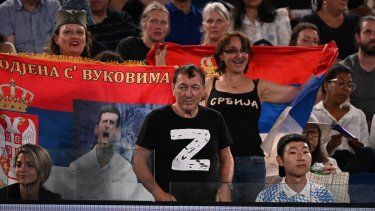 Aficionados celebran durante el partido del Abierto de Australia entre Novak Djokovic y Andrey Rublev, el 25 de enero de 2023.