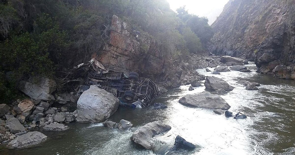 Al menos 15 muertos en accidente de autobús en los Andes de Perú