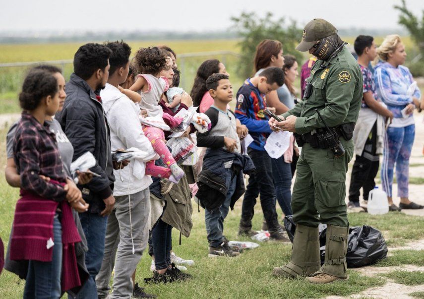 Migrantes esperan un autobús que los lleve a un centro de procesamiento después de entregarse a la Patrulla Fronteriza de EEUU en Frontón, Texas, el 12 de mayo de 2023.&nbsp; &nbsp;