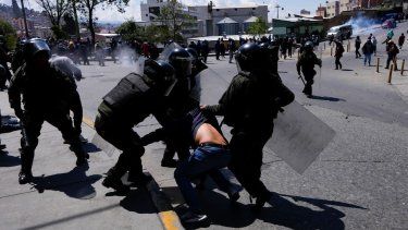 La policía detiene a un manifestante durante una huelga del transporte público por la escasez de combustible en La Paz, Bolivia, el miércoles 23 de octubre de 2024.&nbsp; &nbsp;