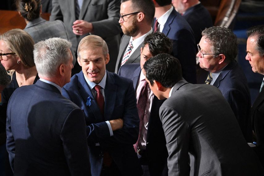 El candidato a presidente de la Cámara de Representantes, Jim Jordan (centro izquierda), habla con varios legisladores, entre ellos, Kevin McCarthy.