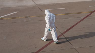 Un trabajador de la salud equipado para atender a pacientes de COVID-19.&nbsp;