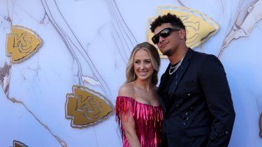Patrick Mahomes, quarterback de los Chiefs de Kansas City, llega con su esposa Brittany a la ceremonia de entrega de anillos de campeones del Super Bowl, el jueves 13 de junio de 2024&nbsp;