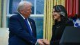 El presidente Donald Trump saluda de mano a Tulsi Gabbard después de que ella fue investida como Directora de Inteligencia Nacional (DNI) en la Oficina Oval de la Casa Blanca en Washington, DC, el 12 de febrero de 2025.