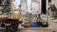 Un vendedor de frutas y verduras en una calle de La Habana el 20 de diciembre de 2023.