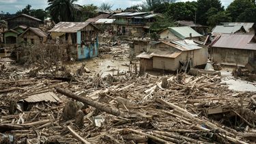 Casas dañadas tras una inundación repentina permanecen en pie en Aceh Tamiang, en el norte de Sumatra, el 13 de diciembre de 2025.