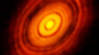 El hallazgo fue posible gracias a las nuevas capacidades de alta resolución del Atacama Large Millimeter/submillimeter Array (ALMA), revelan con un detalle sin precedentes el disco de formación de planetas que rodea a la estrella enana blanca HL Tau, l