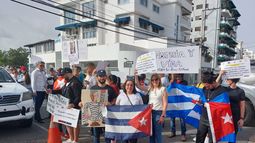 Cubanos durante manifestación civil en Santo Domingo.