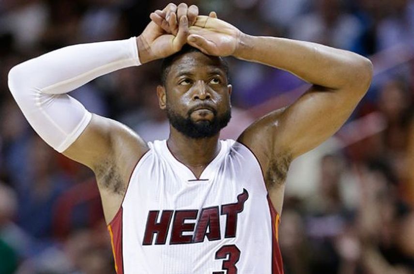 Wade no pudo evitar el revés en el juego decisivo y los Raptors avanzaron a las finales de conferencia. (ARCHIVO)