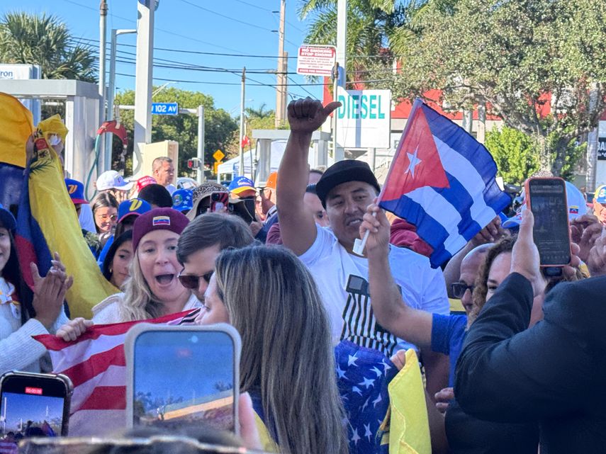 Venezolanos en el exilio celebran la caída de Maduro, el 3 de enero de 2026 en El Arepazo, en Miami-Dade.&nbsp;