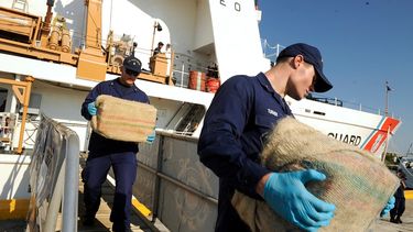 Imagen de archivo de unidades de la Guardia Costera descargando droga.