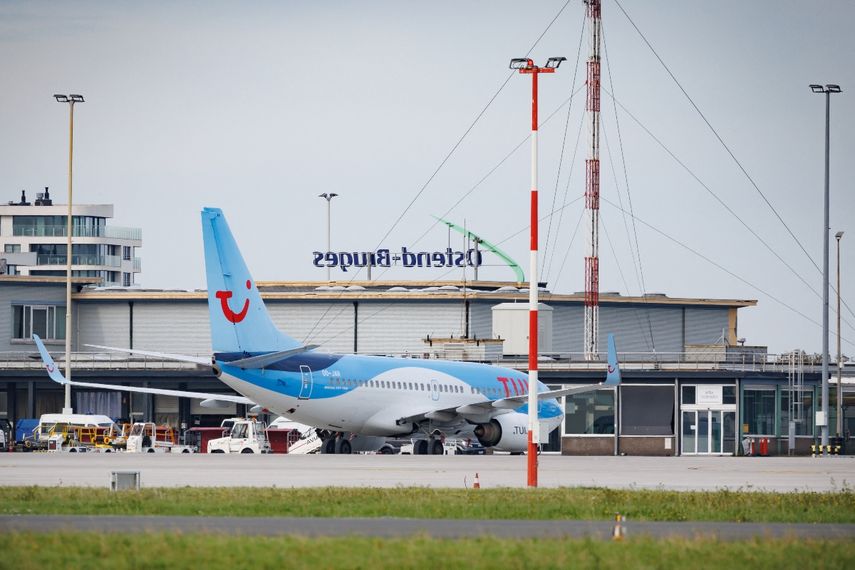 Esta fotografía tomada el 18 de octubre de 2023 muestra un avión Tui con el número de cola OO-JAR, estacionado en la pista del aeropuerto de Ostende después de que fuera desviado de su destino original, el aeropuerto de Lille-Lesquin, tras una amenaza de bomba, en Francia.