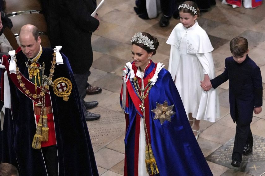 El príncipe William, el príncipe de Gales, la princesa Kate, la princesa Charlotte y el príncipe Louis llegan para las coronaciones del rey Carlos III y la reina consorte Camilla en la Abadía de Westminster en el centro de Londres el 6 de mayo de 2023.