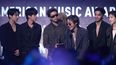 El grupo masculino surcoreano BTS recibe el premio al Artista del Año en el escenario durante los American Music Awards en el MGM Grand Garden Arena de Las Vegas, Nevada, el 25 de mayo de 2026.