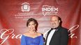 Geanilda Vásquez, cónsul general, junto a Richard Montilla del INDEX, posan en la alfombra roja de la gala con motivo de la celebración del 181 Aniversario de la Independencia de República Dominicana, en Miami. 