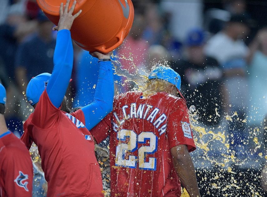 El venezolano Pablo López, de los Marlins de Miami, arroja bebida energizante sobre el lanzador dominicano Sandy Alcántara, quien logró el triunfo ante los Dodgers de Los Ángeles, el sábado 27 de agosto de 2022&nbsp;