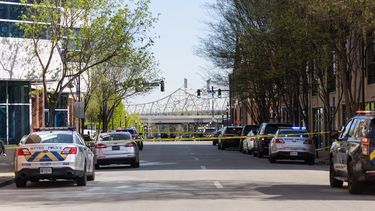 La imagen muestra el área donde tuvo lugar un tiroteo en el centro de Louisville, Kentucky, el 10 de abril de 2023, que dejó cinco muertos y al menos seis hospitalizados, según la policía.&nbsp; &nbsp;