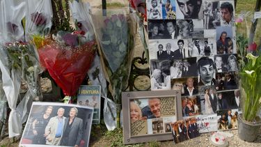 Esta imagen muestra flores y fotografías dejadas por fans en la puerta de entrada de la propiedad La Brulerie del fallecido actor francés Alain Delon en Douchy, centro de Francia, el 19 de agosto de 2024.