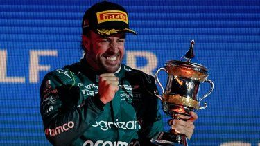 El piloto de Aston Martin, Fernando Alonso, tras quedar tercero en el Gran Premio de Baréin, el domingo 5 de marzo de 2023.