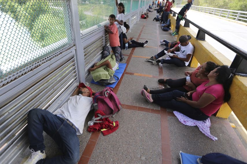 Migrantes duermen en el suelo despu&eacute;s de acampar en el Puente Internacional Gateway que conecta a Matamoros, M&eacute;xico, con Brownsville, Texas.
