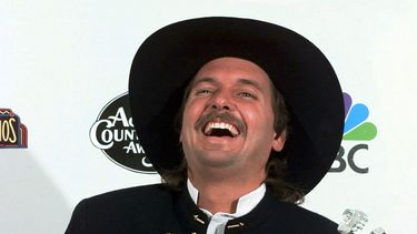 El cantante y compositor Jeff Carson en el backstage de la 31ma edición de los premios de la Academia de Música Country, el 24 de abril de 1996, en Universal City, California.&nbsp;