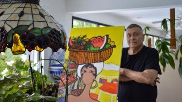 El artista Héctor Catá se apuesta a terminar una de sus nuevas piezas.