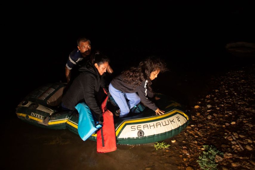 Kaylee Samantha, una migrante no acompañada de siete años, se baja de un bote inflable con el que acaba de cruzar el río Bravo desde México en Roma, Texas, el 24 de marzo del 2021.