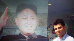Estilista londinense Karim Nabbach frente a un cartel con el retrato del líder norcoreano Kim Jong-un y su inusual corte de cabello (Foto: AP)