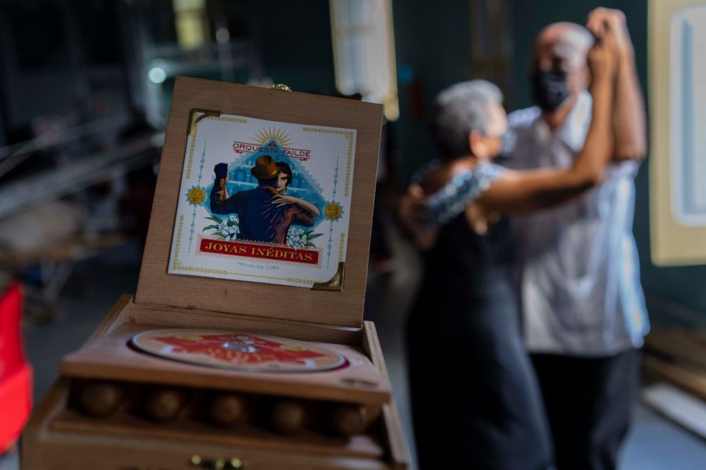 Una pareja baila junto al disco de danzón de la Orquesta Failde Joyas Inéditas, con una caja de tabaco, en Matanzas, Cuba, el sábado 2 de octubre de 2021. Una pareja baila junto al disco de danzón de la Orquesta Failde Joyas Inéditas, con una caja de tabaco, en Matanzas, Cuba, el sábado 2 de octubre de 2021.