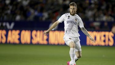 En esta fotograf&iacute;a de archivo del 7 de marzo de 2020, el volante Aleksandar Katai, del Galaxy de Los &Aacute;ngeles, controla el bal&oacute;n en la segunda mitad del partido contra los Whitecaps de Vancouver, en Carson, California, dentro del torneo de la MLS.