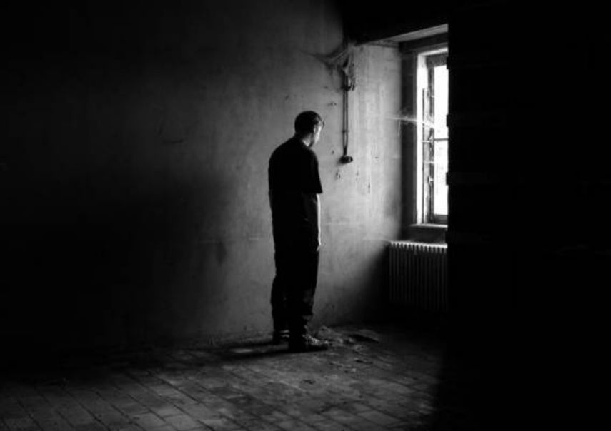 Médicos y enfermeras temen ataques violentos y dicen que no les queda más remedio que atar a sus pacientes, encerrarlos o quitarles las ropa para prevenir los suicidios, según el reportaje