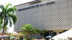 Fotografía en donde se aprecia la fachada del Departamento de Hacienda en San Juan.&nbsp;