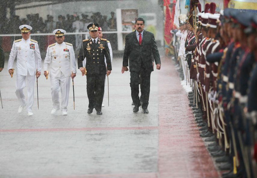 El dictador&nbsp; venezolano, Nicolás Maduro (d), quien toma parte en actos&nbsp;militares junto al ministro de la Defensa.