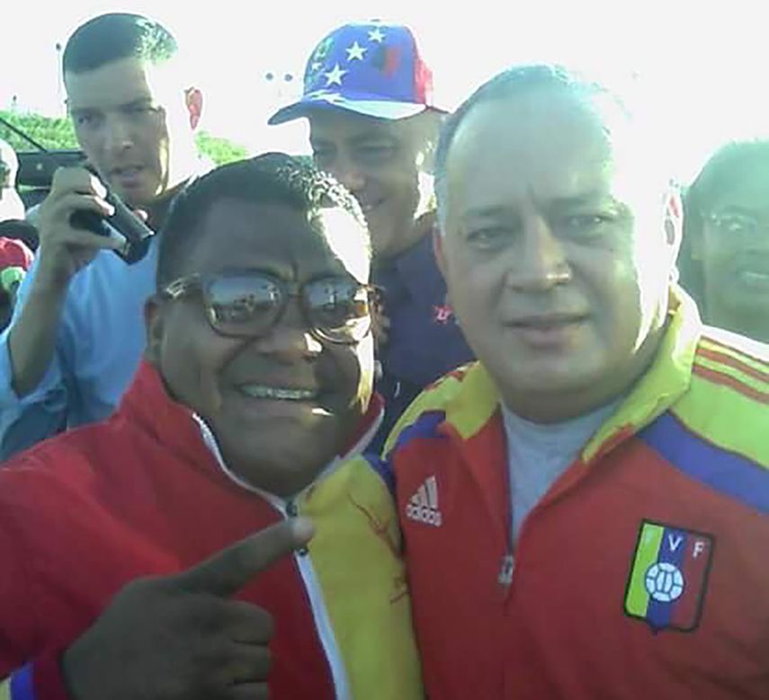 La “viralización” del revelador video ha causado perturbación entre los usuarios al ver a este sujeto apuntando con arma de fuego con el rostro al descubierto, exigiendo el teléfono celular a la dama que lo sorprendió violando el reglamento electoral (