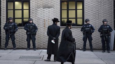 Policías custodian una sinagoga de Brooklyn, Nueva York, el 11 de diciembre del 2019. EEUU padece una ola de antisemitismo que desconcierta a la juventud judía, que pensaba que eso era algo del pasado.