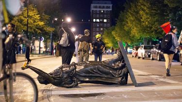 Una de las estatuas derribadas, decapitada y arrastrada a un lago a unos 800 metros de distancia era del coronel de la Guerra Civil Hans Christian Heg, que fue activista en contra de la esclavitud y que falleci&oacute; debido a las heridas sufridas en la Batalla de Chickamauga.