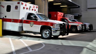 Fotografía de ambulancias en el área de emergencia de un hospital.