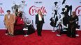 Protagonizada por la ganadora del Oscar Emma Stone, Cruella llegará a los cines y a Disney+ el 28 de mayo de 2021.