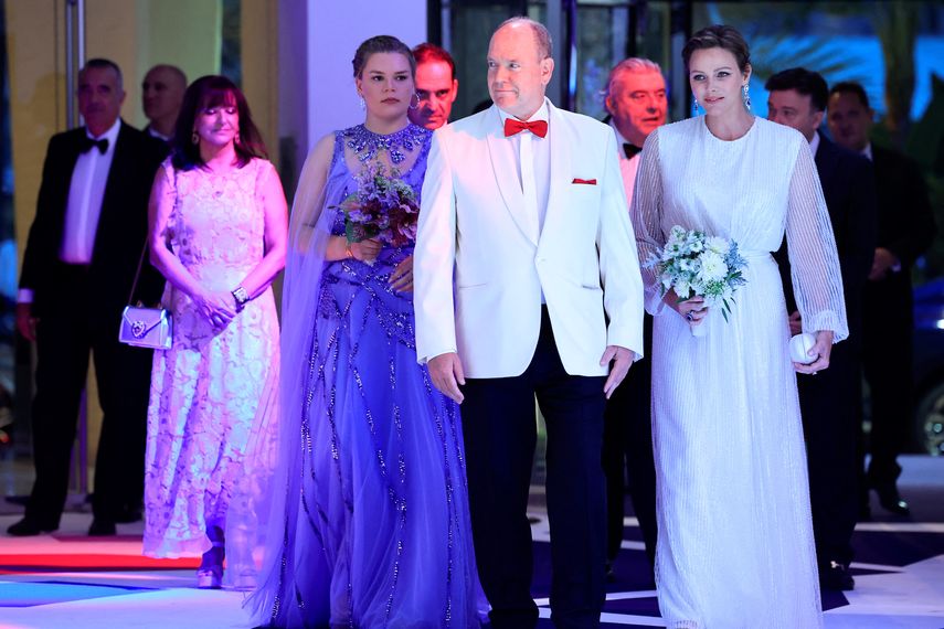 El príncipe Alberto II de Mónaco, la princesa Charlene de Mónaco y Camille Gottlieb llegan para asistir al 74º baile anual de la Cruz Roja de Mónaco el 29 de julio de 2023 en Mónaco.