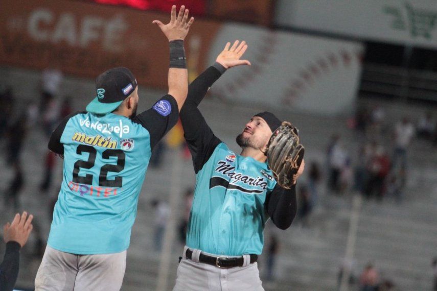 Herlis Rodríguez de Bravos de Margarita celebra el segundo triunfo de la novena en la gran final ante Cardenales de Lara en la LVBP