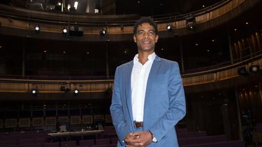 El bailar&iacute;n Carlos Acosta posa al llegar al estreno de Yuli: Al ritmo del coraz&oacute;n (Yuli: The Carlos Acosta Story) en la &Oacute;pera Real en Londres.