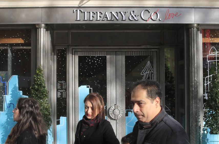 Varias personas caminan frente a una tienda de joyas de la marca Tiffany en la avenida de los Campos Elíseos, en París.&nbsp; &nbsp;