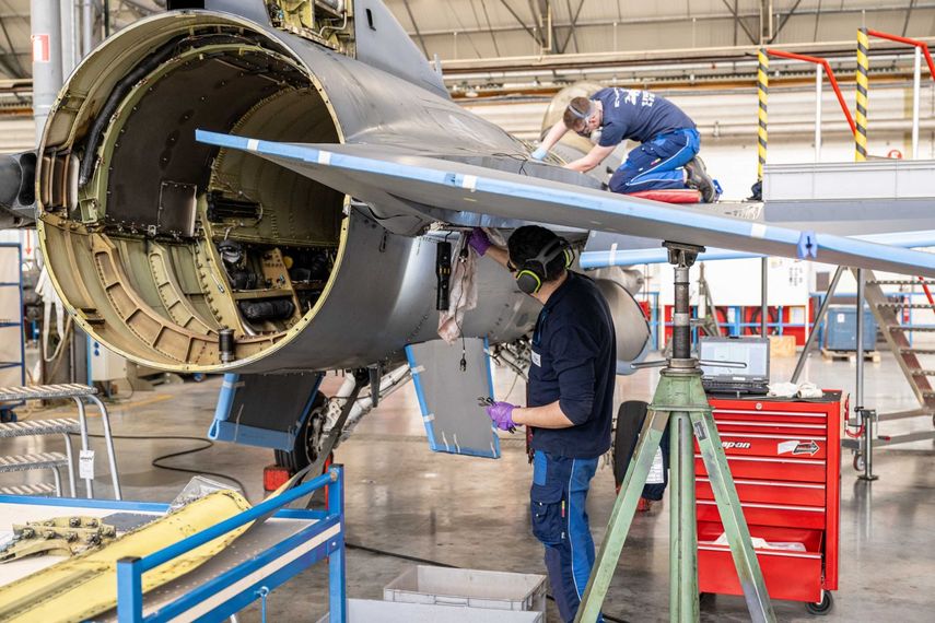 Mecánicos en Bélgica trabajan en la reparación de un avión de combate F-16 de fabricación estadounidense.