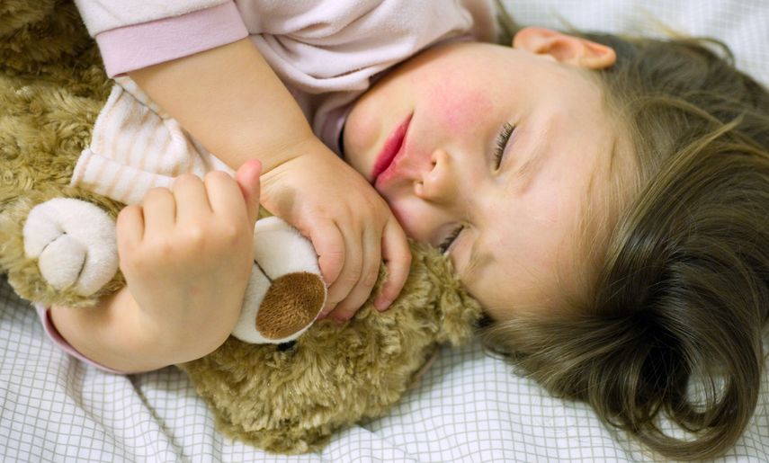 Además, no hay que olvidar que siempre es útil distraer a los niños de la sensación de dolor cantando o leyendo algo.