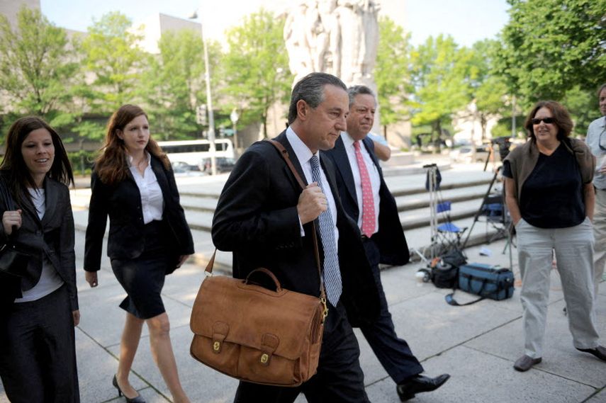 Los abogados de Walter Kendall Myers, de 72 años, y de su esposa Gwendolyn Steingraber Myers, de 71, llegan al Tribunal de Distrito de los Estados Unidos el 10 de junio de 2009 en Washington, D.C. Ambos fueron acusados de conspiración para entregar información clasificada a Cuba, de actuar como agentes ilegales de un gobierno extranjero y de fraude electrónico.
