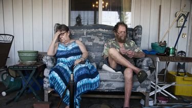 Judy y Merlyn Webber se sientan frente a su casa en Mobile Estates, en Portland, Oregon, el 26 de julio de 2022. A medida que las olas de calor provocadas por el cambio climático llegan antes, se vuelven más intensas y duran más, las personas mayores de 60 años son más vulnerables.&nbsp;