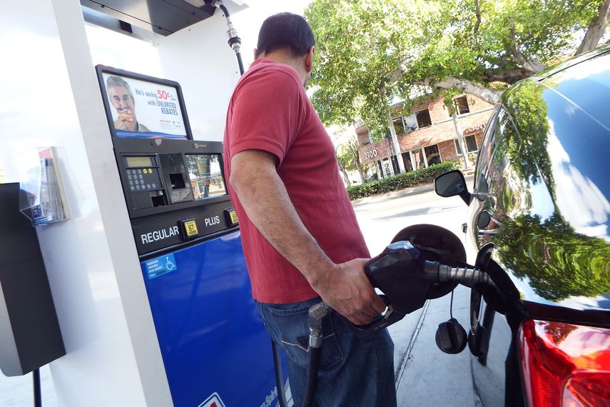 El precio de la gasolina está relacionado con el valor del petróleo y la producción del carburante.