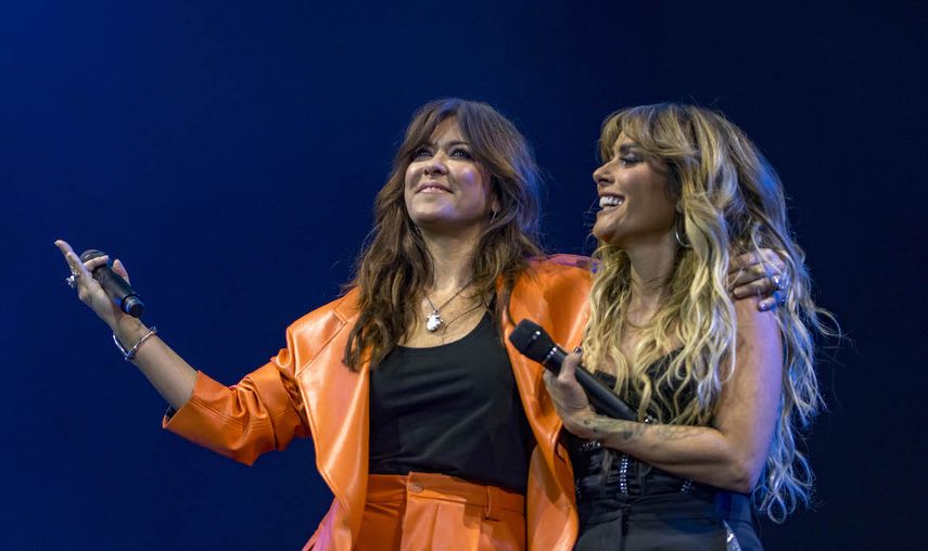 Vanesa Martín y Kany García en el escenario del Movistar Arena, en Madrid.&nbsp;